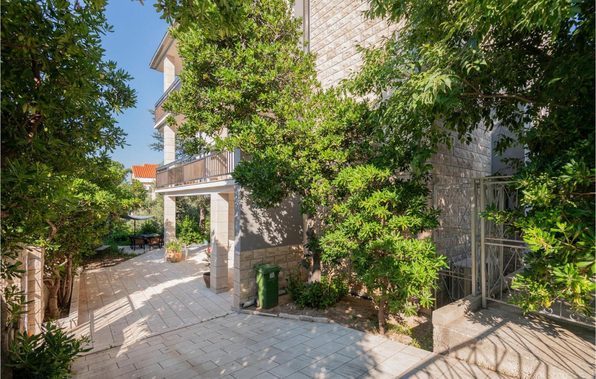 Awesome Apartment In Makarska With Wifi ภายนอก รูปภาพ